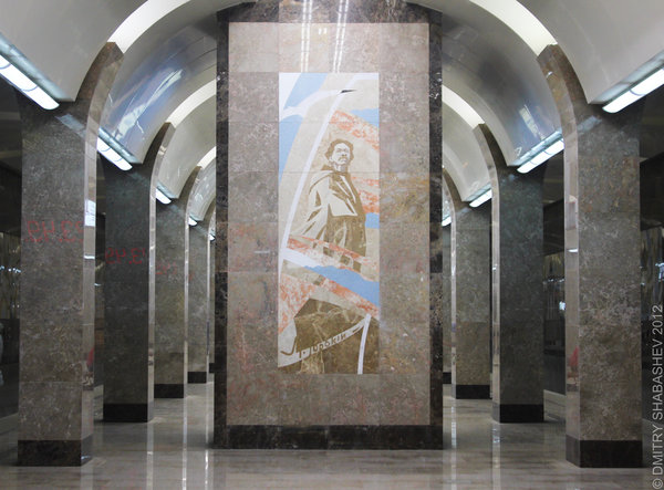Панно на обратной стороне шахты лифта