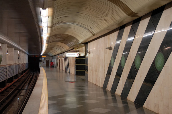 Vyrlytsia_metro_station_Kiev_2011_07.jpg