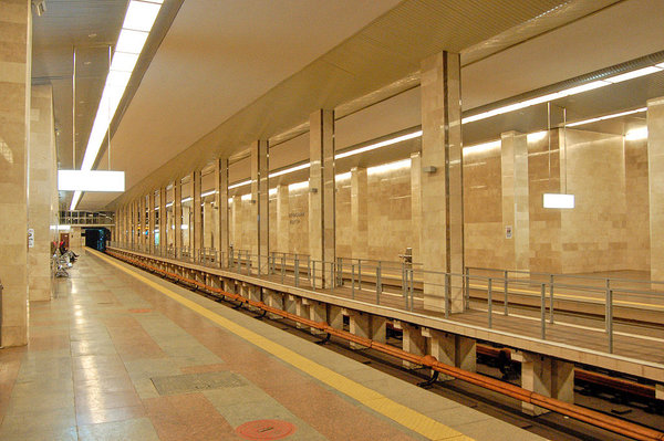 1024px-Chervonyi_khutir_metro_station_Kiev_2010_01.jpg