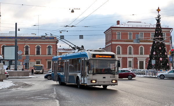 БКМ 321 №3440, повернул с Конногвардейского бульвара на площадь Труда.