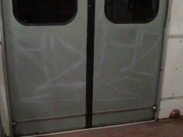 уничтоженный граффити на дверях