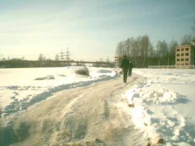 мост через ручей уже готов, пока используется как пешеходный (8 полос для движения пешеходов)