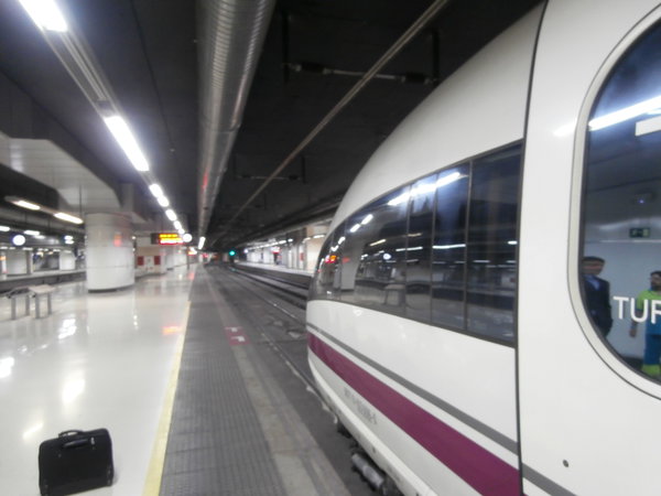 Подземный уровень вокзала Барселона Сантс. 13 и 14 пути европейская колея.