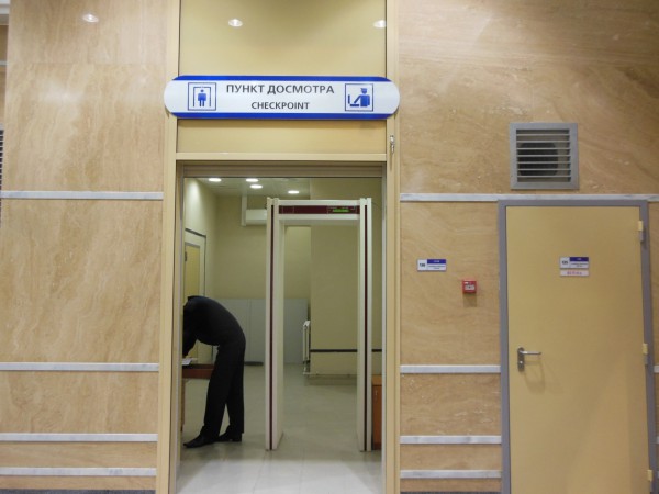 «Комната отдыха» вписана в общую архитектуру, не мешает проходу, и не выглядит инородным сооружением.