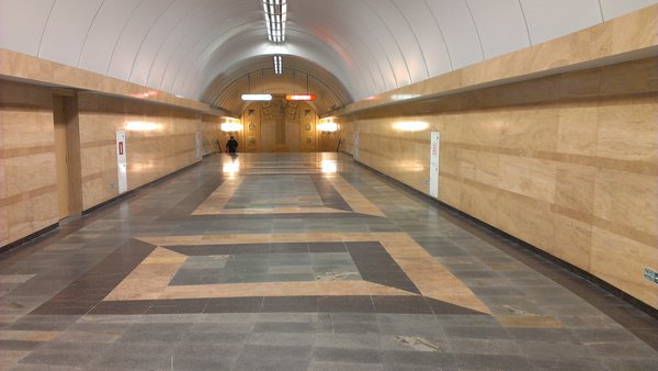 Переход от нижней гребёнки эскалатора в сторону ЦЗ станции
