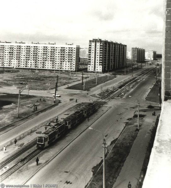 Состав из трёх вагонов на маршруте № 47. Пересечение пр. Авиаконструкторов и Долгоозёрной ул. (1992 г.)