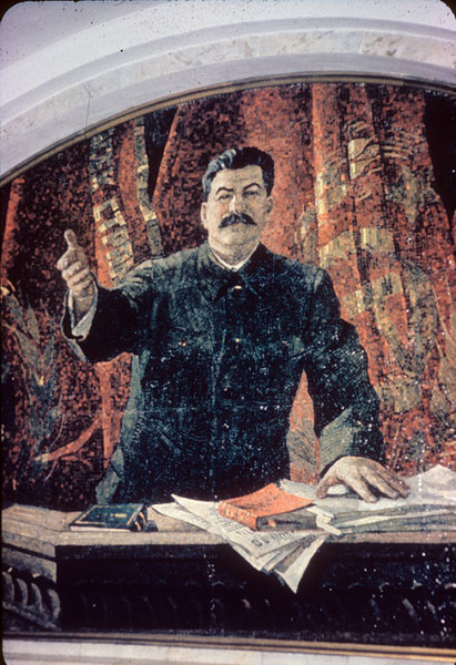 Нарвская, полноразмерная фотография Сталина на трибуне
