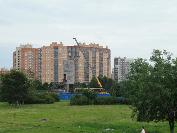 Вовсю идет монтаж копра. Общий вид с холма.