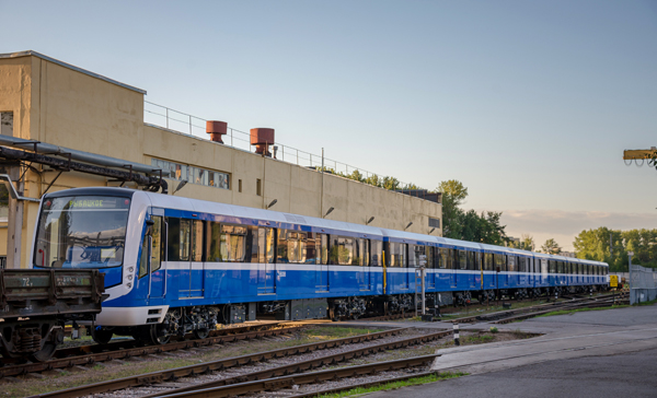 56018