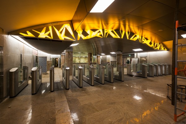 tr_turniketi.jpg (636.78 КБ) 6490 просмотров Панно имитирует переплетение крон деревьев.