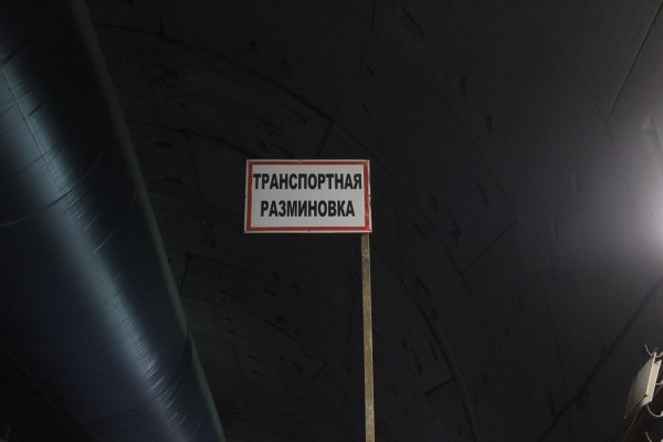 Автомобильное движение вовсю, только нет знаков как на Спортивной