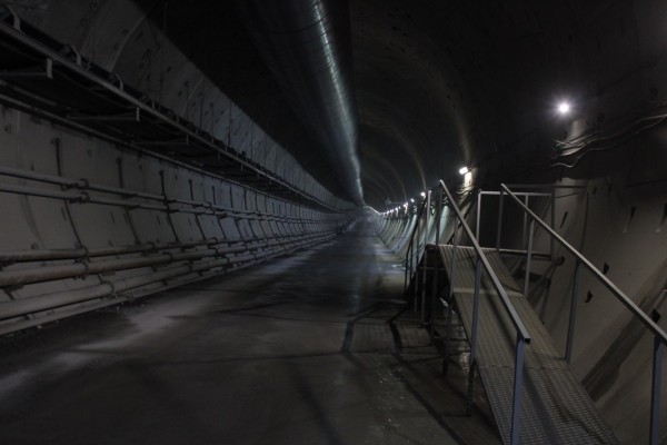 Тоннель с залитым лотком