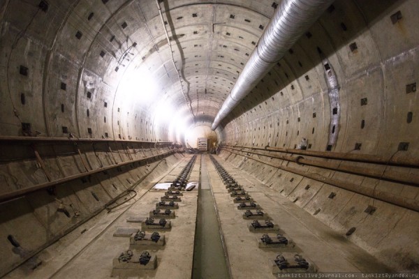 за стеной действующее метро
