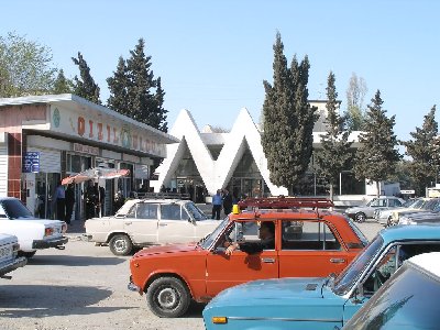 Наземный вестибюль &amp;quot;Мемар Аджеми&amp;quot; со стороны площади перед универмагом &amp;quot;Москва&amp;quot;