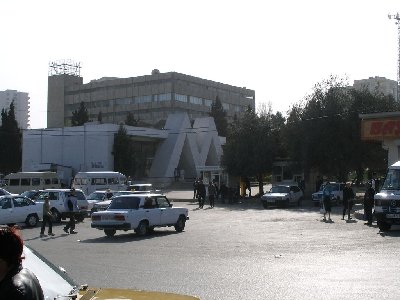 Выход станции &amp;quot;Мемар Аджеми&amp;quot; на фоне универмага &amp;quot;Москва&amp;quot;