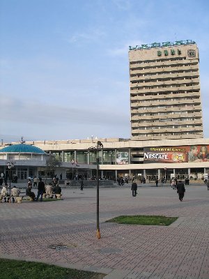 Вокзальная площадь, на заднем плане видны входы в метро
