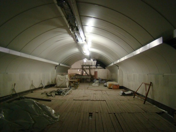Фотография от 14.01.2015г. Вид от натяжной камеры на переходной коридор, за поворотом траволаторы.
