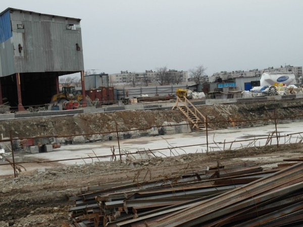 SAM_2625.JPG (628.42 КБ) 8691 просмотр В этой части площадки пустынно. Работа идет под землей и в северной части на поверхности.