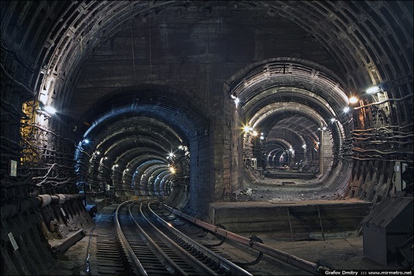 Перегонные тоннели между станциями Площадь Мужества и Лесная. Налево уходят новые тоннели (в обход размыва), по прямой старый тоннель