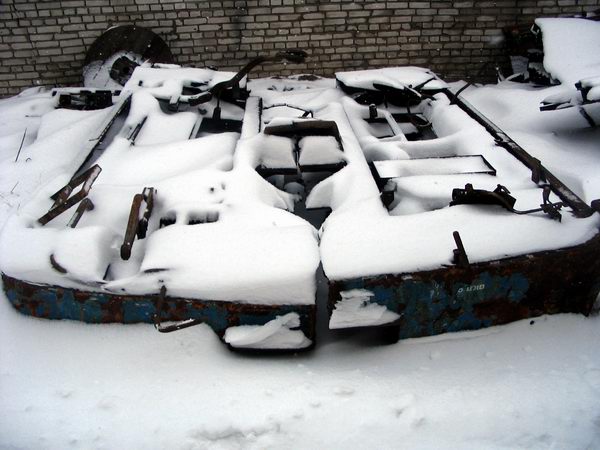 Все что осталось от Д, которые стояли рядом с депо. Это пол и рама с креплением тележки