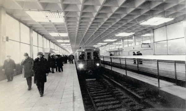 0901.jpg (153.44 КБ) 26966 просмотров Конечную остановку Кировско-Выборгской линии посвятили 60-летию ВЛКСМ. Фото 1978 года.