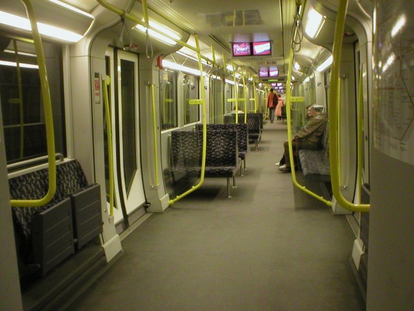 U-Bahn_Berlin_H_Type_Quersitze.JPG