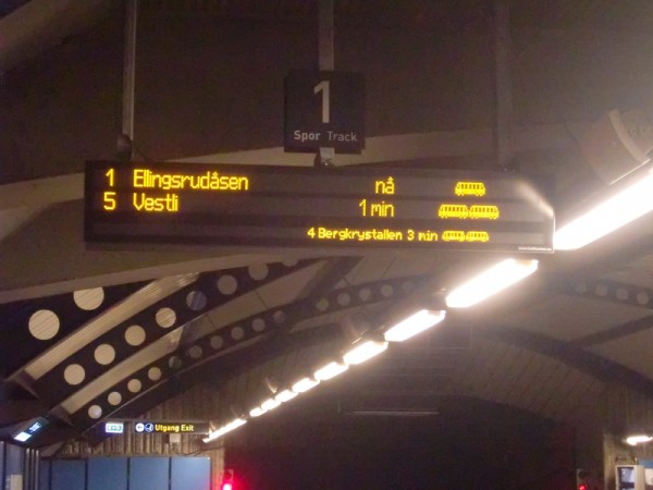 На табло показано время прибытия поездов и его длина (одиночный или двойной).