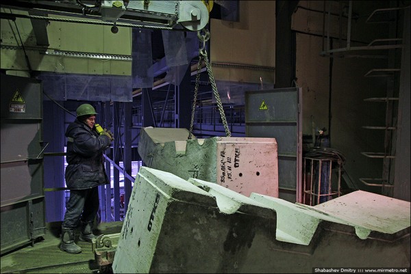 Погрузка лоткового блока обделки станционного тоннеля