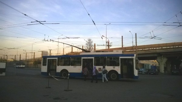 У ворот троллейбусного парка №1