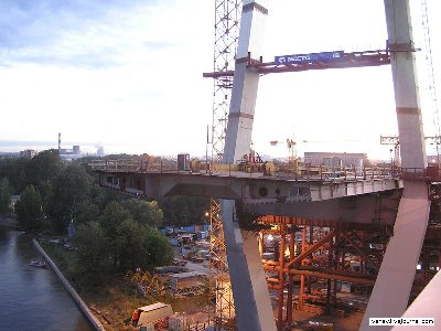 На левом берегу один надводный пролет уже установлен, но пока без вант