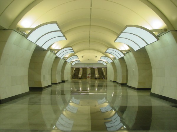 Центральный зал Бутырской. Люстры - единственная оригинальная деталь.
