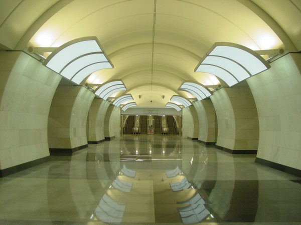 DSC09892.JPG (1.44 МБ) 11452 просмотра Центральный зал Бутырской. Люстры - единственная оригинальная деталь.