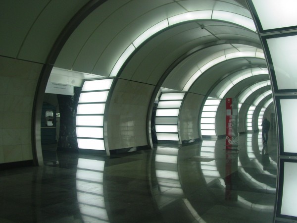 DSC09881.JPG (1.51 МБ) 11452 просмотра Центральный зал Фонвизинской. Освещение выполнено в виде световой арки. Действительно красиво, оригинально и делает эту станцию запоминающейся, в отличие от безликой Бутырской. Хотя и не все секции светильников работают.