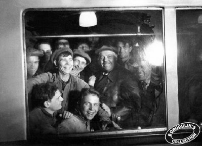 Первые пассажиры — строители метро. Москва, 1935