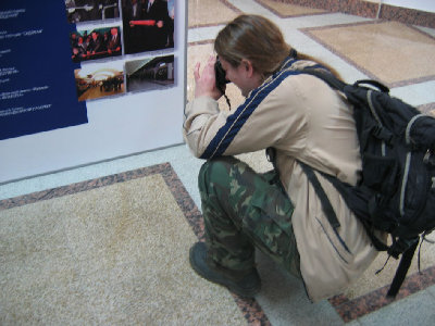 Эн фотографирует своё фото.