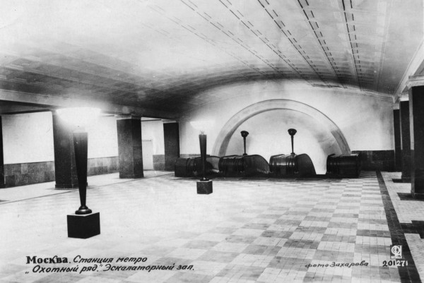 Moscow, Okhotny Ryad subway station, escalator hall (ca. 1935).jpg