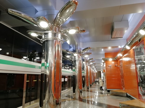 Платформа для прибывающих из центра поездов. Светильники в виде пропеллеров.