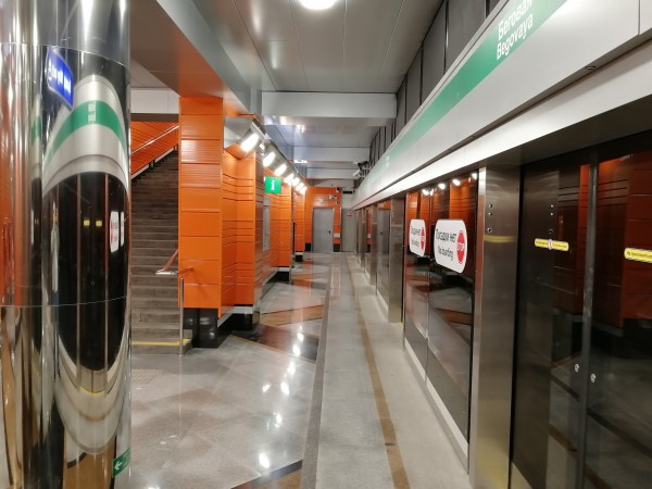 Платформа для прибывающих из центра поездов. Слева — переход над путями на платформу к поездам для следования в обратном направлении.