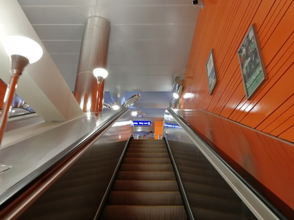 Эскалатор для подъёма с платформы Беговой в подземный вестибюль (для выхода в город).