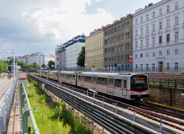 Siemens Type V  № 3878 на перегоне Friedensbrücke — Spittelau