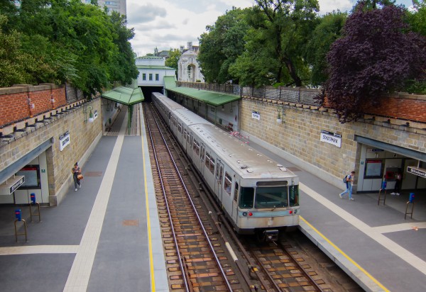 SGP Type U11 № 2299 на станции Stadtpark U4