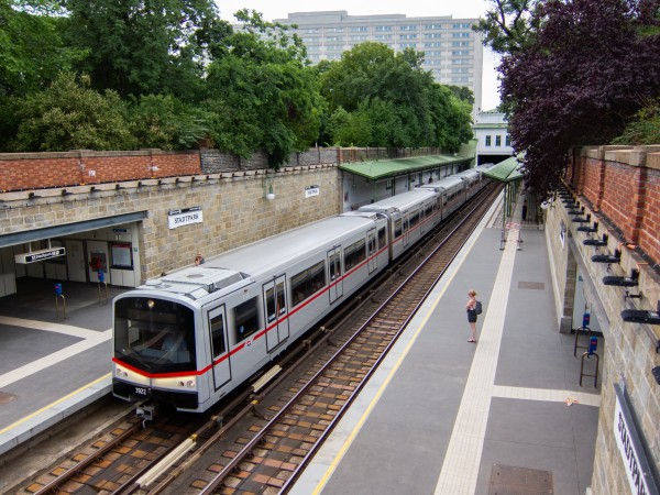 Siemens Type V № 3922 на станции Stadtpark U4