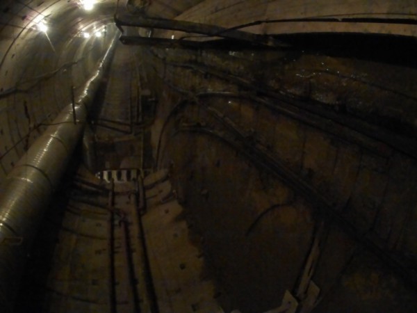 В тоннель НВУ, камере на пресечении, тупикам.