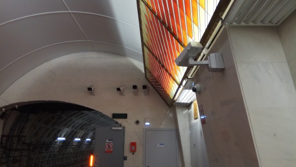 IMG_20191004_143452.jpg (2.46 МБ) 7750 просмотров На фото видим семь камер (а слева на своде тоннеля это тоже они?) Ближайшая смотрит на выезд из тоннеля, рядом, кажется, панорамная? Их функции не перекрываются? Пять на стене дают почти одинаковую картинку. Они реально так уж нужны? Удивительная расточительность. Я за безопасность, но камеры есть, и смертники в вагонах тоже есть.