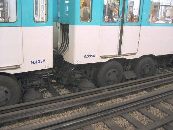 Metro_Paris_rubber_wheel.jpg