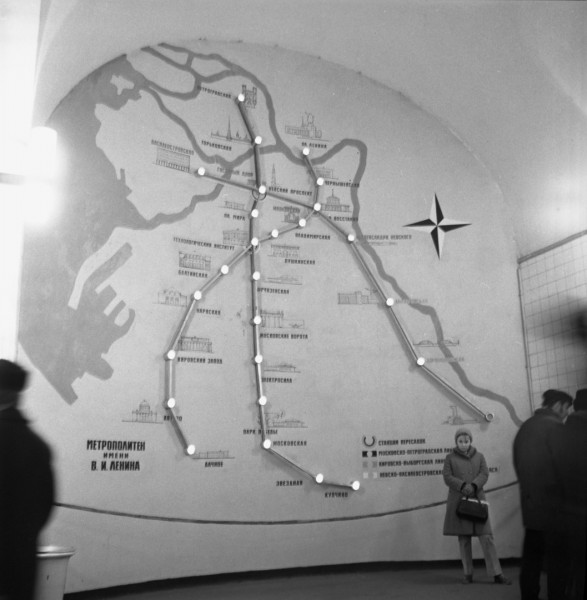 texnolozhka_1973.jpg (183.66 КБ) 20604 просмотра Схема линий Ленинградского метрополитена на стене перехода между станциями «Технологический институт»