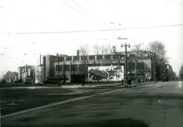 3Ds6oAxImDg.jpg (33.98 КБ) 14855 просмотров Большой пр. д. 68 В.О., вид на фабрику-кухню на углу Большого пр. и Косой линии, арх.А.К.Барутчев, И.А.Гильтер, И.А.Меерзон, Я.О.Рубанчик, 1930-1931, фото 1971