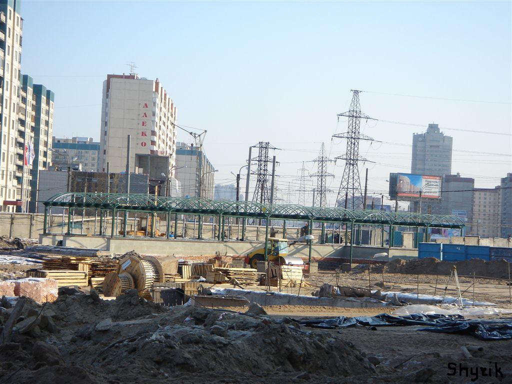 Устройство козырьков над будущими входами/выходами из метро