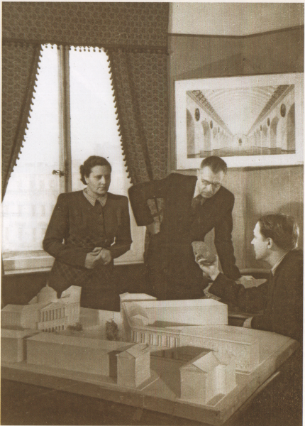 Скан_20220802.png (4.87 МБ) 10445 просмотров Реконструкция здания Технологического института из той поры, когда Международный (Московский) проспект вовсю разрисовывали сталинской неоклассикой. И сам проспект тоже был имени И. В. Сталина