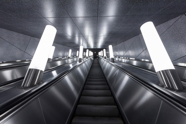 Kuntsevskaya_(BCL)_-_escalators_(upwards_view).jpg